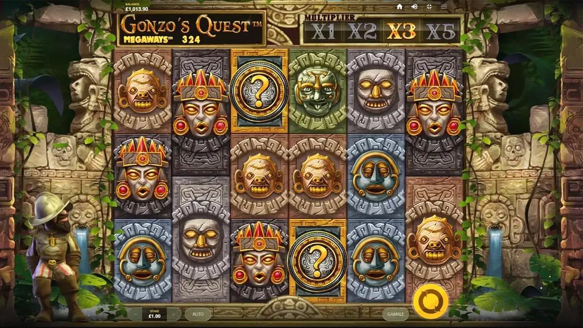 Gonzo berdiri di depan gulungan batu kuno dalam permainan slot Gonzo’s Quest Megaways